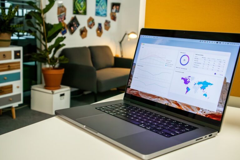 Um Computador Portatil Sentado Em Cima De Uma Mesa Branca Dn8XDbY3shg