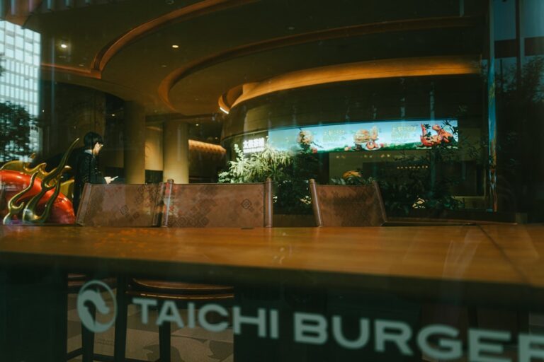 Interior De Restaurante Com Uma Longa Mesa De Madeira E Cadeiras vqEoboHyEOM