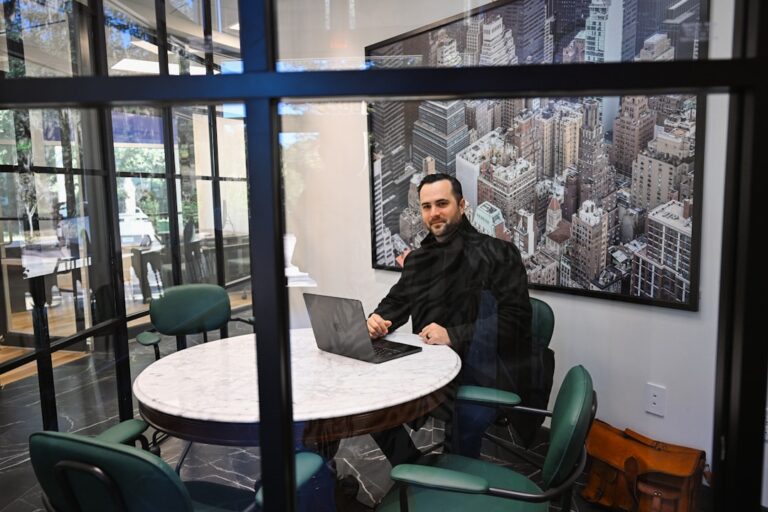 Homem Trabalhando No Laptop Em Uma Sala De Reunioes Moderna De Escritorio dtmlBBbtl K