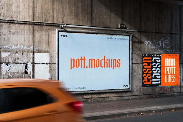 Outdoor Com Texto Pottmockups Ao Lado Dos Cartazes ZRNkoSuiP5A