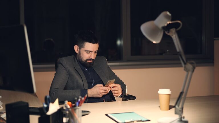 Homem Trabalhando Ate Tarde Em Seu Telefone Na Mesa HoMZWoPRv9c